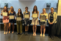 6 students holding certificates thumbnail266252
